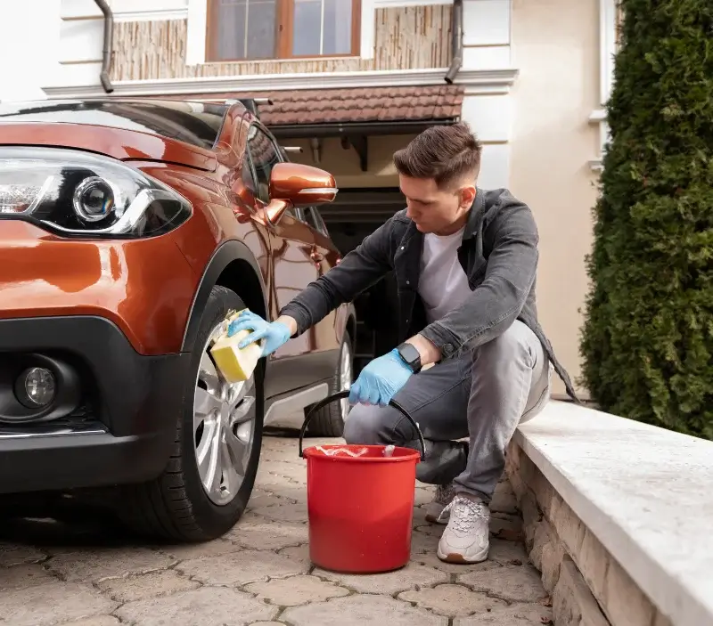 Lavage auto à domicile Vigneux-sur-Seine : professionnel intervenant sur un véhicule